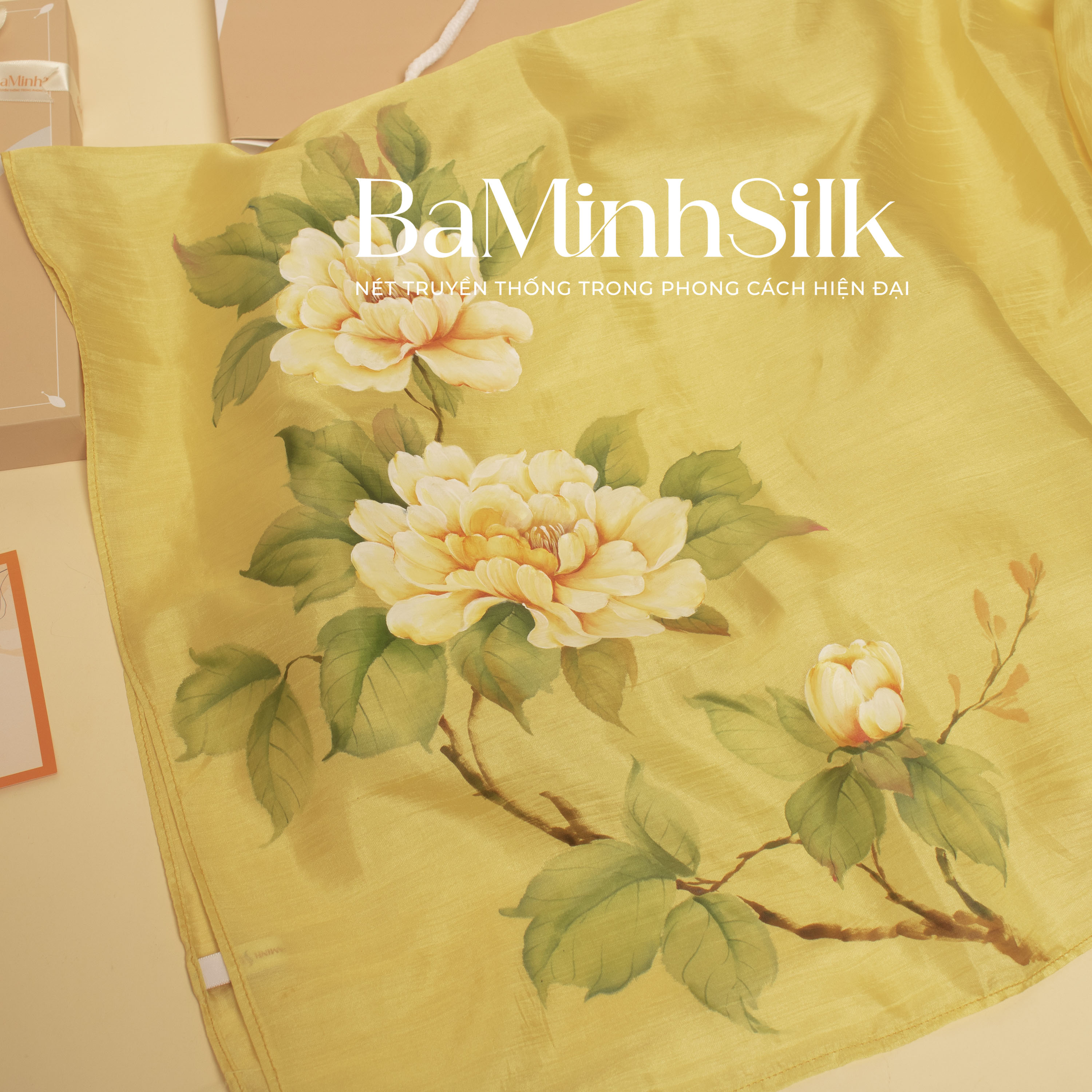 bề mặt khăn lụa vuông vàng vẽ tay mẫu đơn 85x85cm