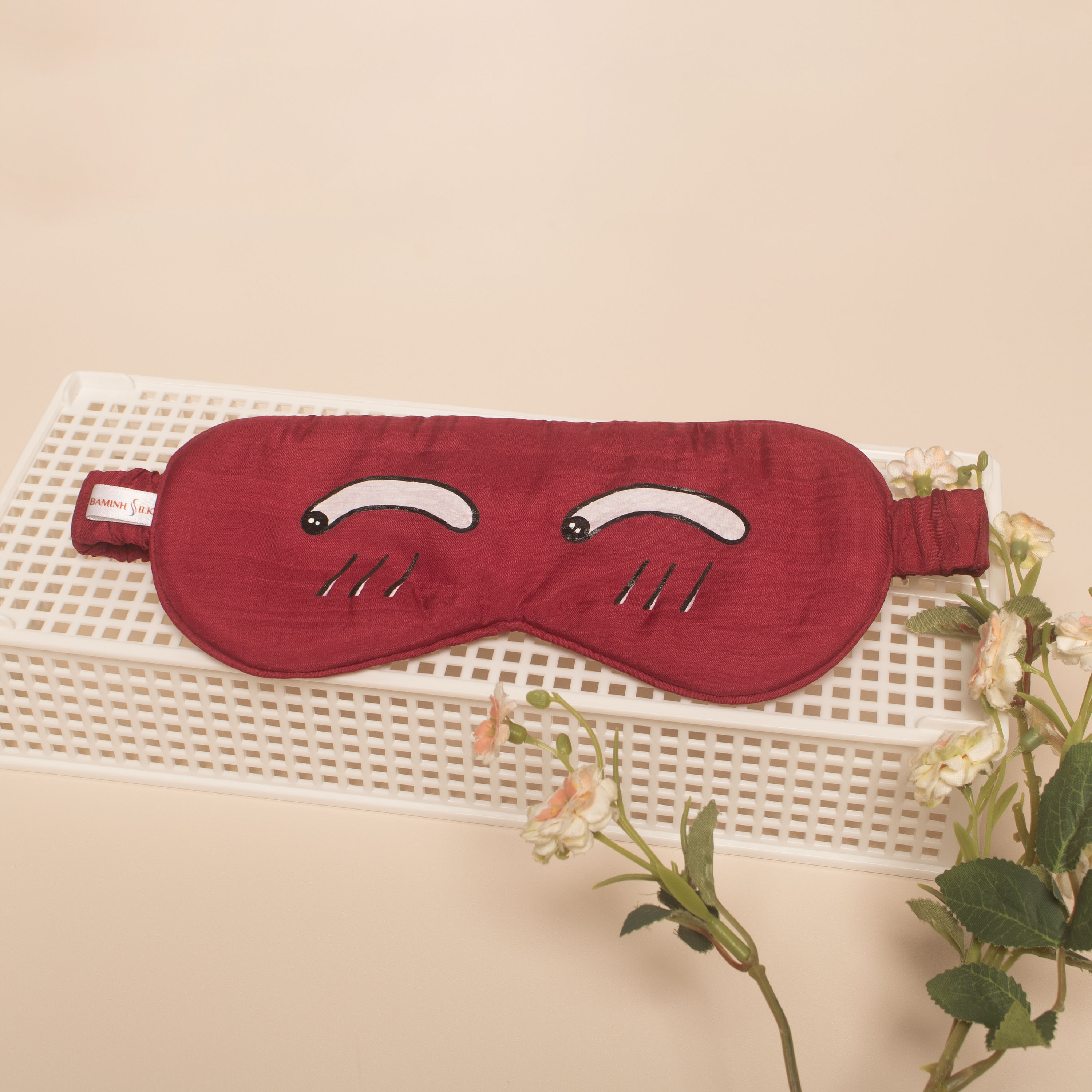 bịt mắt lụa đỏ vẽ hình biểu cảm hài hước