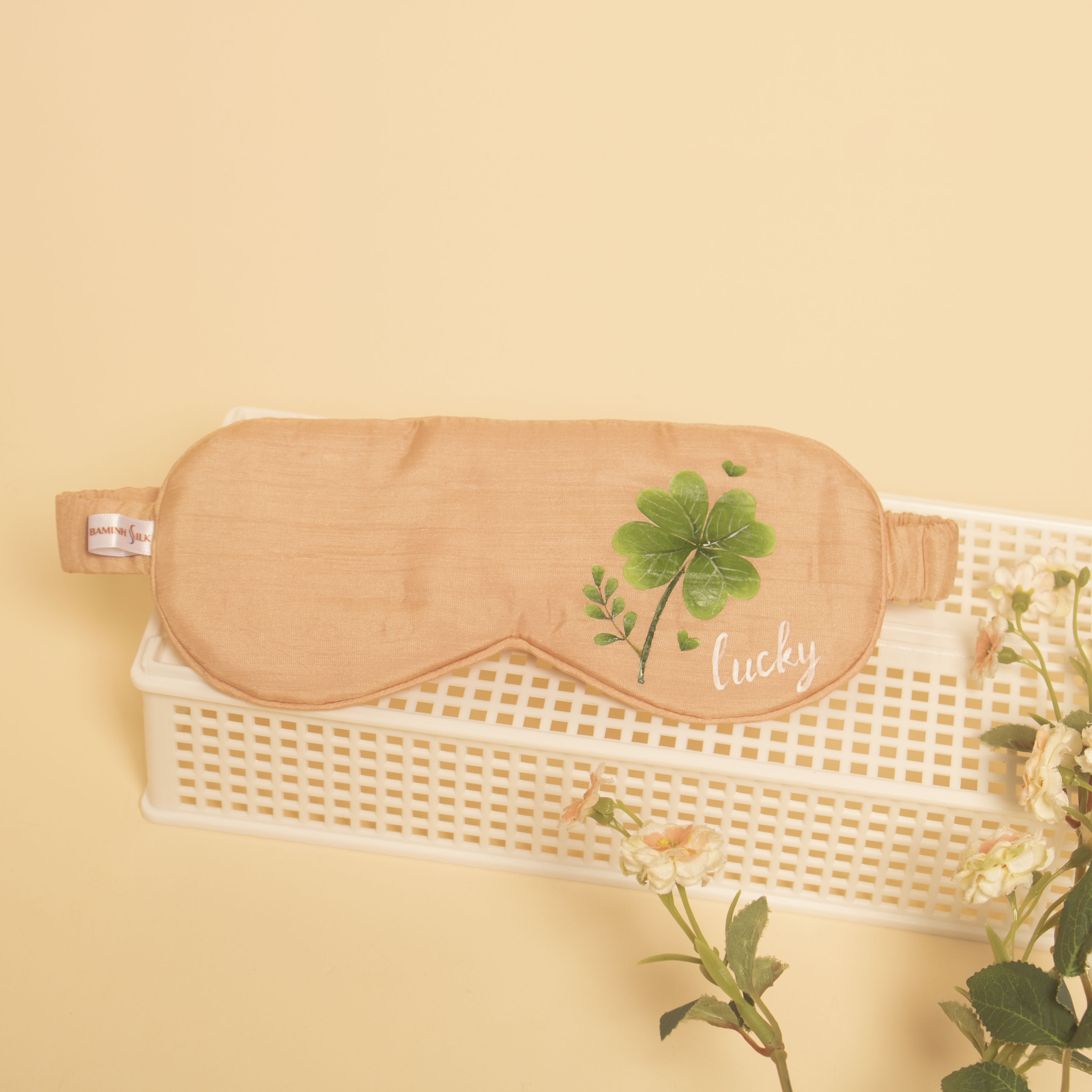 bịt mắt lụa vẽ cỏ may mắn hồng vỏ đỗ