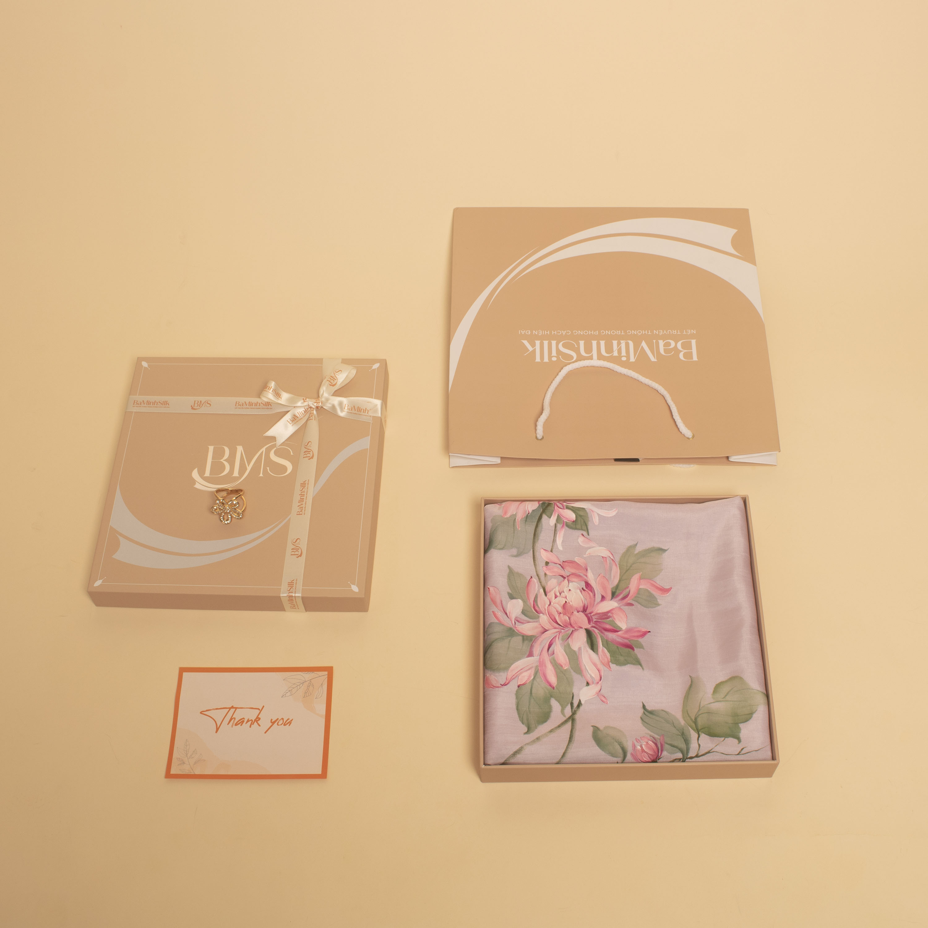 cách đóng gói khăn lụa vuông tím vẽ hoa cúc đại đoá 80x80cm