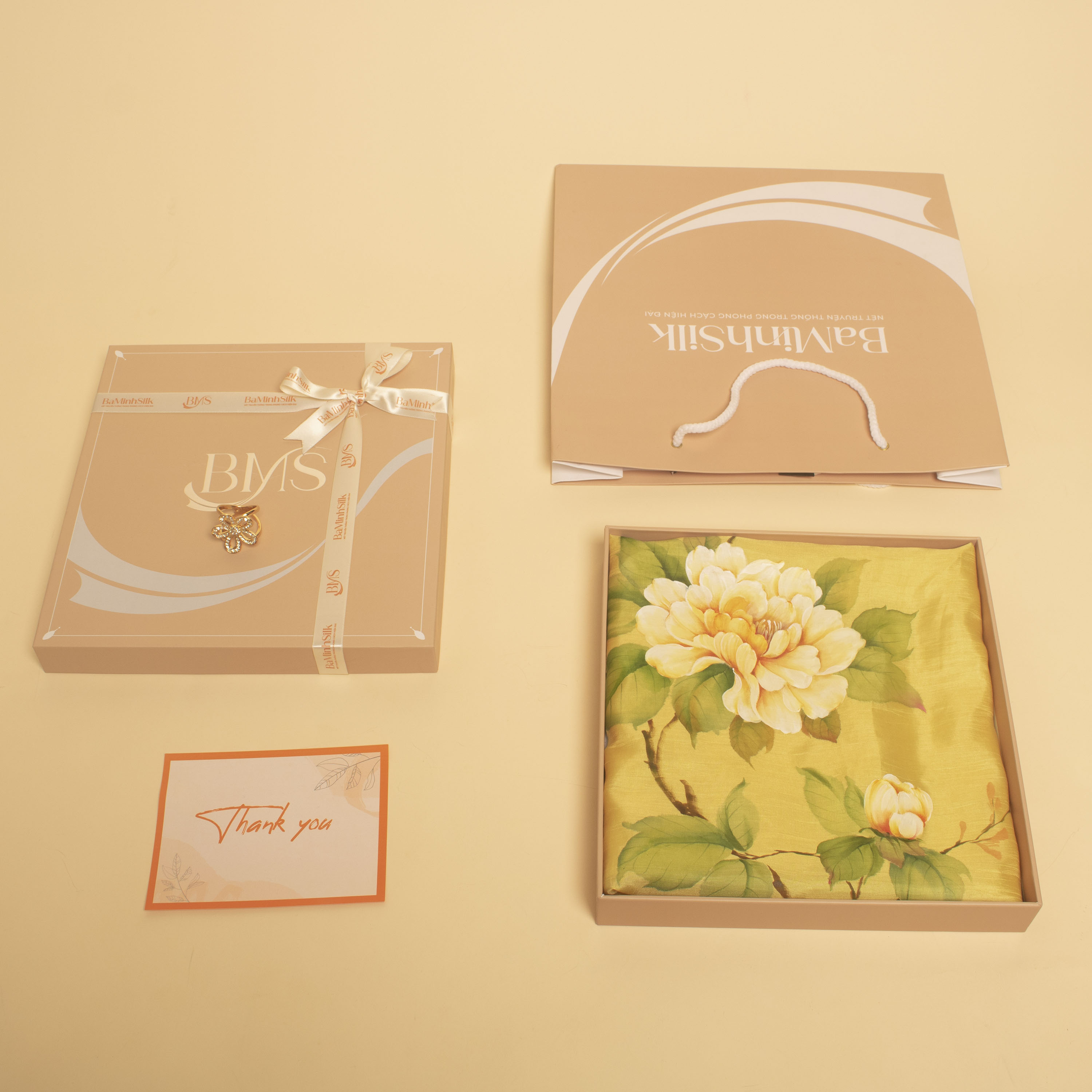 cách đóng gói khăn lụa vuông vàng mẫu đơn vẽ tay size 85x85cm