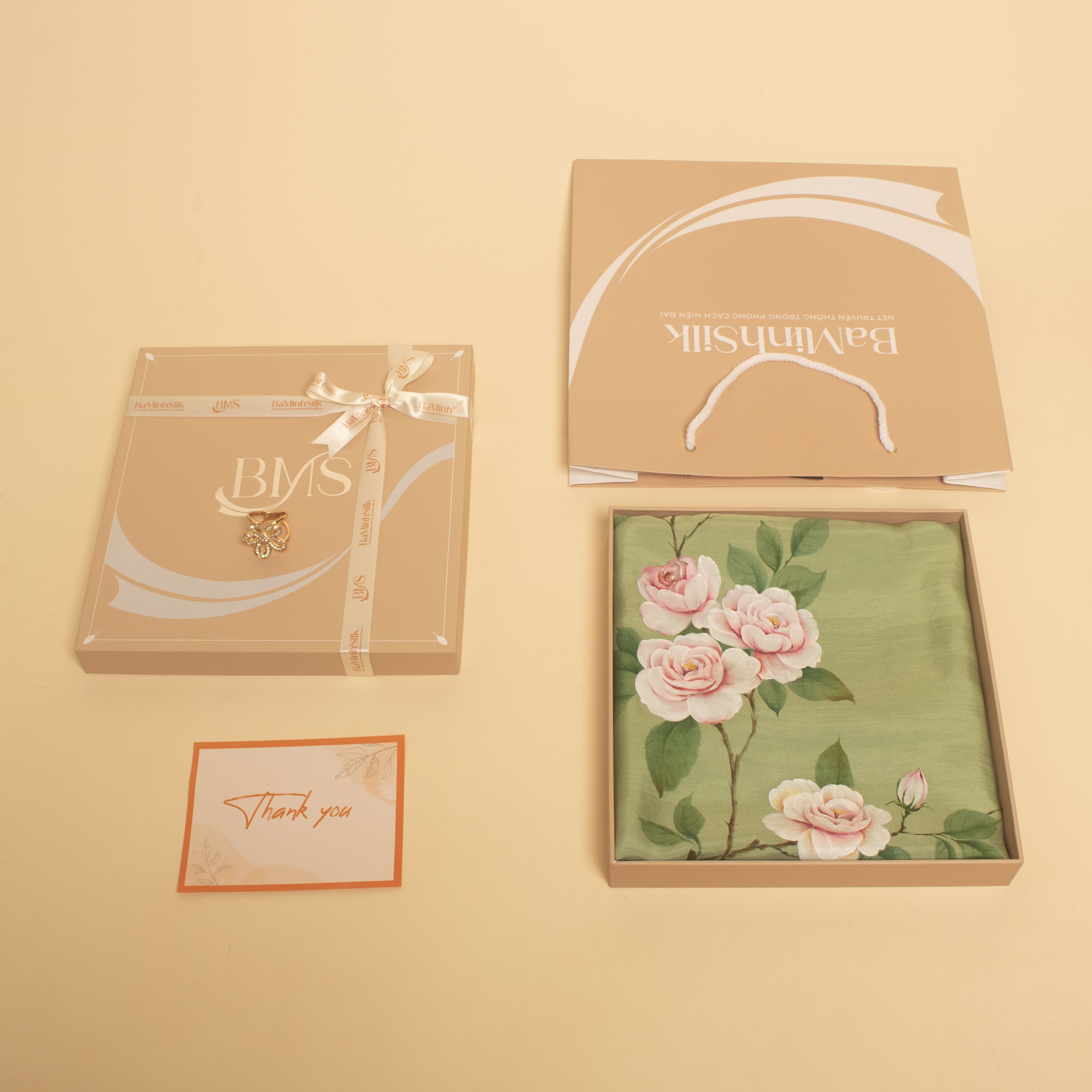 cách đóng gói khăn lụa vuông xanh lá ngọc bích vẽ tay hoa hồng 80x80cm