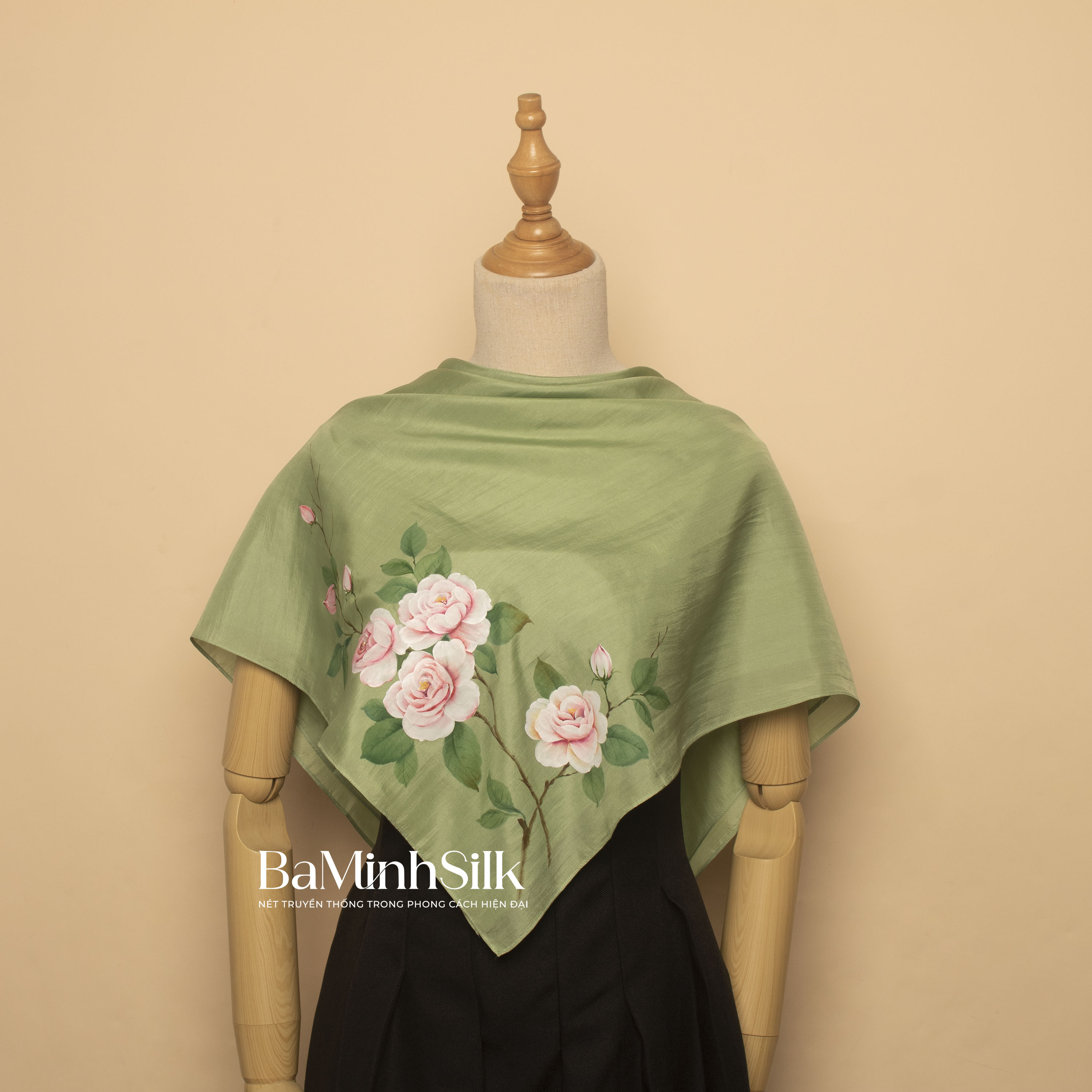 khăn lụa vuông xanh lá ngọc bích vẽ tay hoa hồng 80x80cm