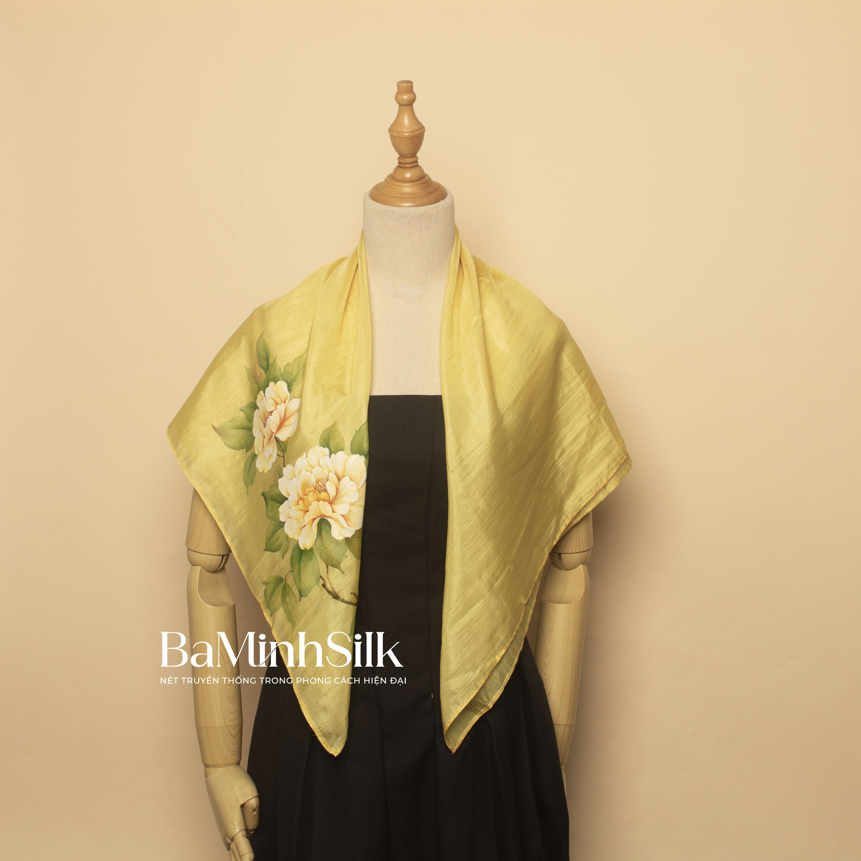 quàng khăn lụa vuông vàng vẽ tay mẫu đơn 85x85cm